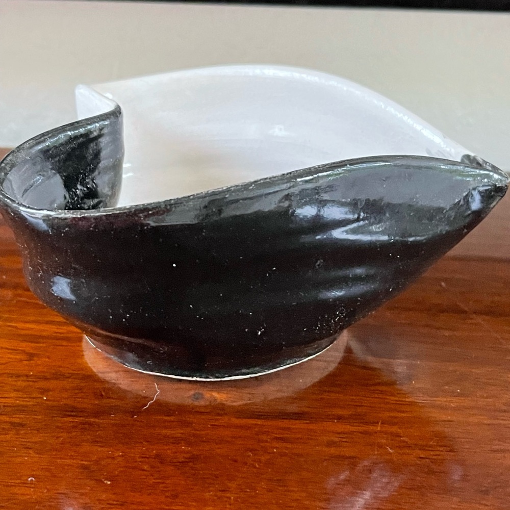 Studio Art Pottery Heart Shape Bowl Dish Trinket Dish Signed 1/2 White 1/2 Black - Picture 4 of 7